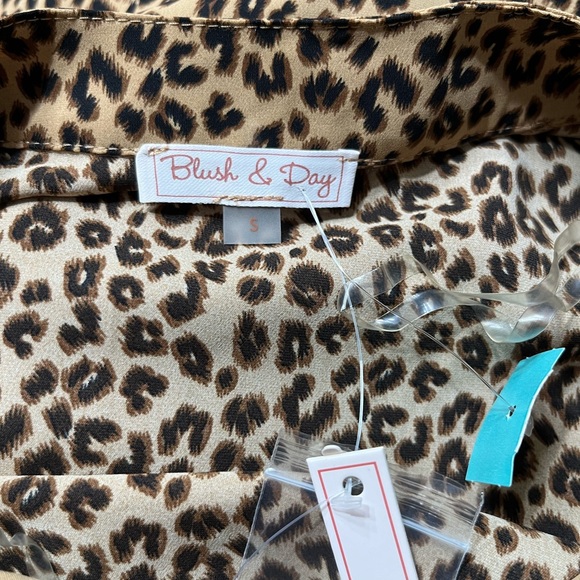 Blush & Day Women’s Small Leopard Long Sleeve Button Up Dress Shirt, made China - Picture 8 of 8